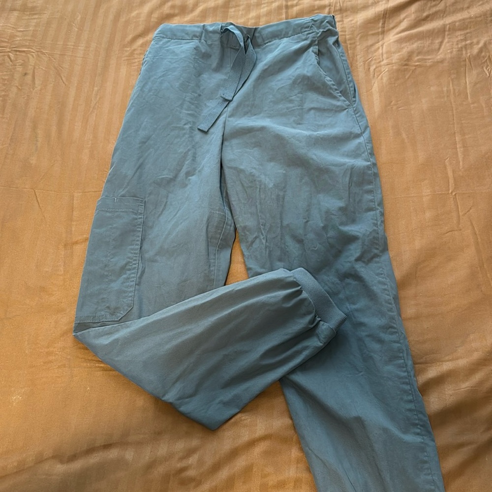 Scrub pants size Small in gray color